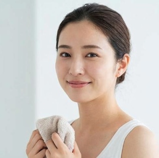 清潔感のある女性が笑っている