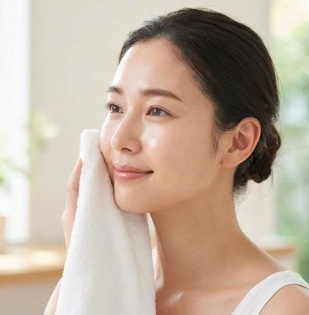 優しく顔を拭く女性