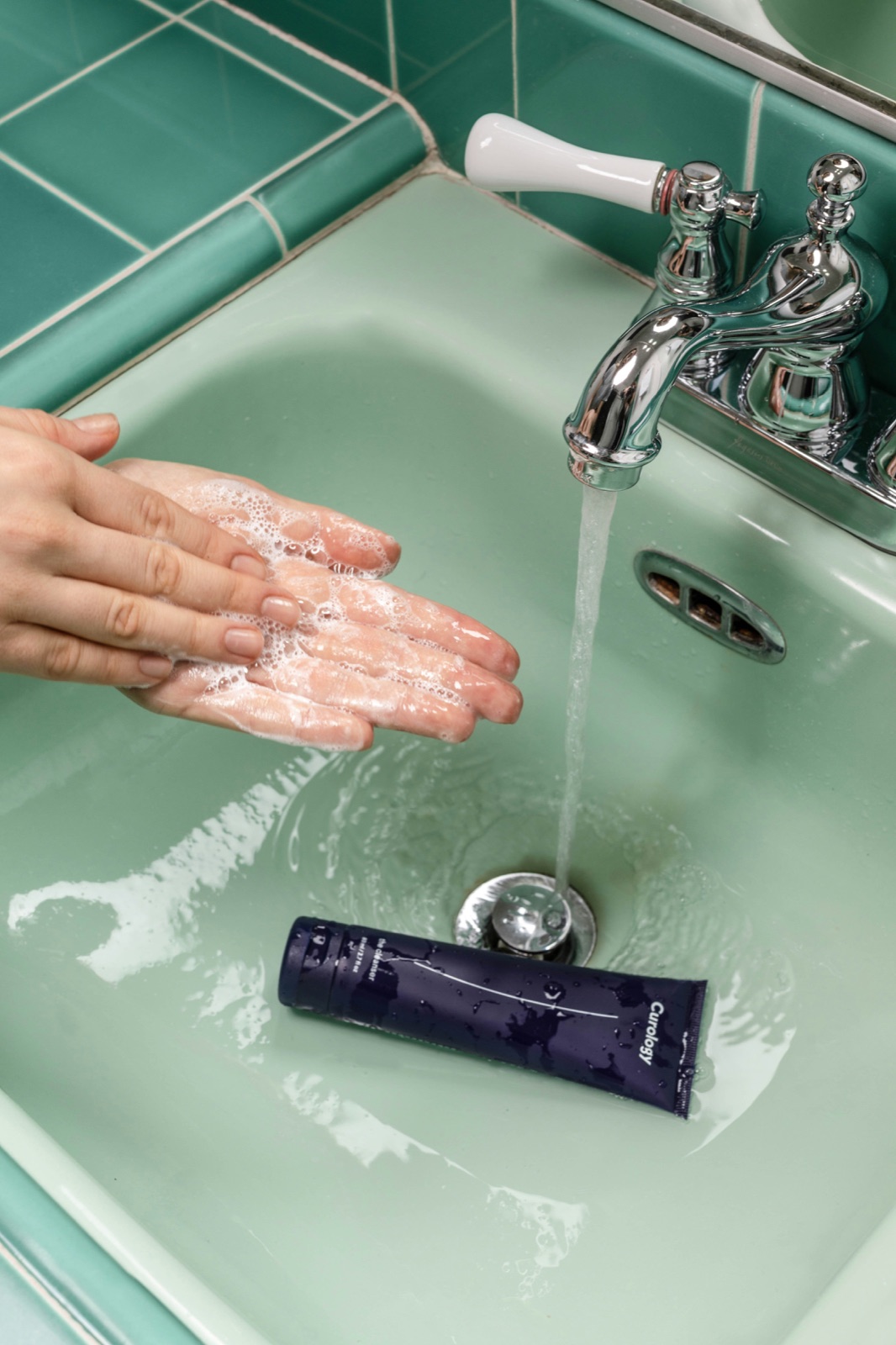 複数のスキンケアアイテムのフラットレイ