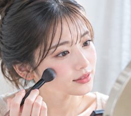 ファンデーションを塗る女性