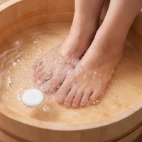 炭酸水風呂に足をつけている