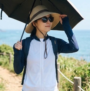 紫外線対策をする女性