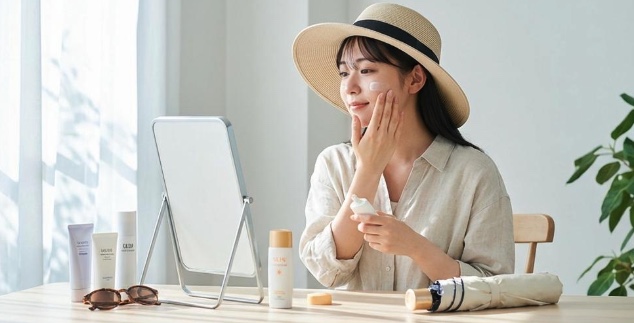 【最新】足の甲のサンダル焼け跡を目立たなくするには？べたつかない日焼け止め対策とケア方法