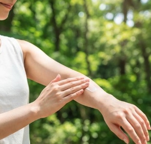 ハンドクリームを塗り直す女性