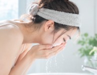 手での洗顔ステップイメージ