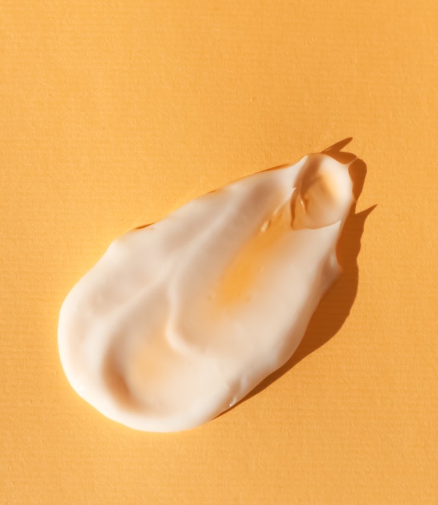 泡立てた洗顔料のふわふわな泡イメージ