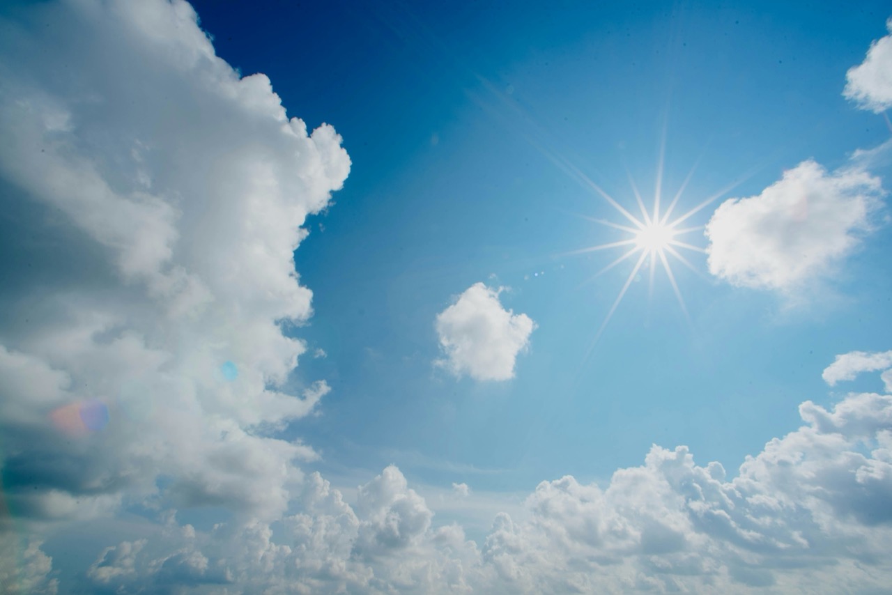 夏の太陽と青空