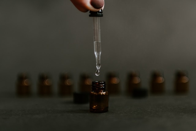 スポイトで製剤の処方や油分を調べる研究・テストの様子
