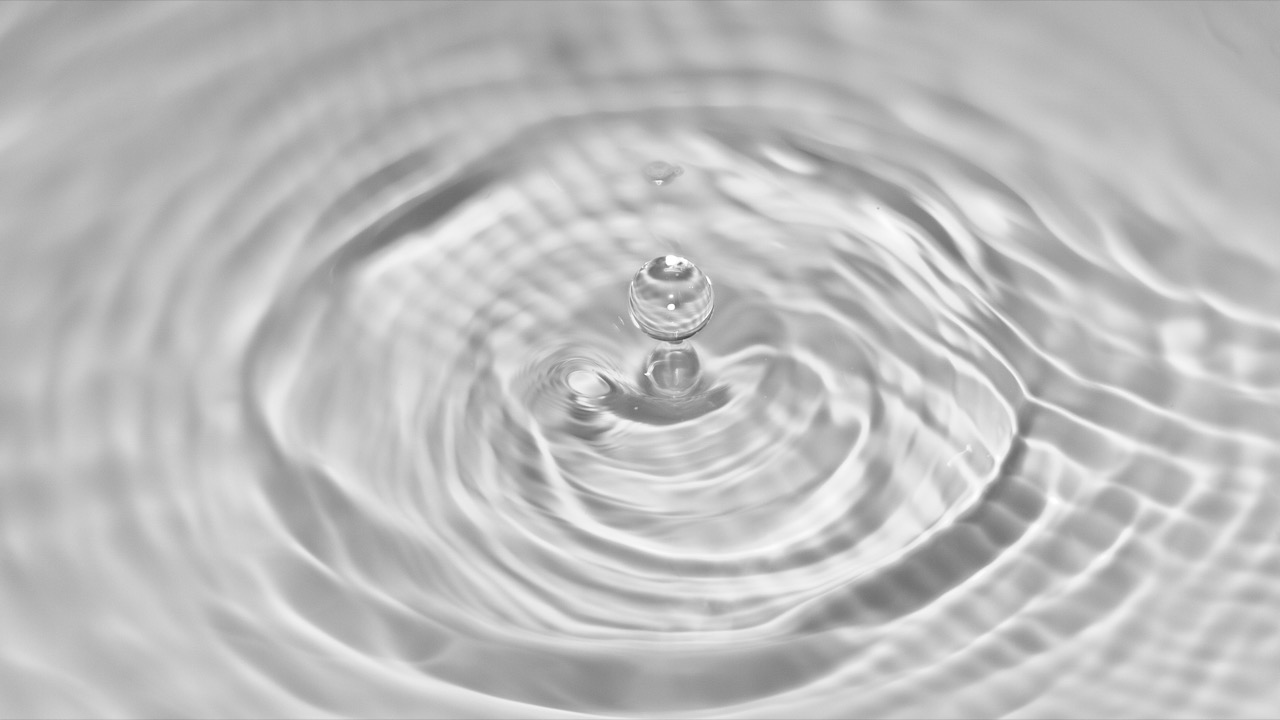 水面に落ちる水滴と波紋