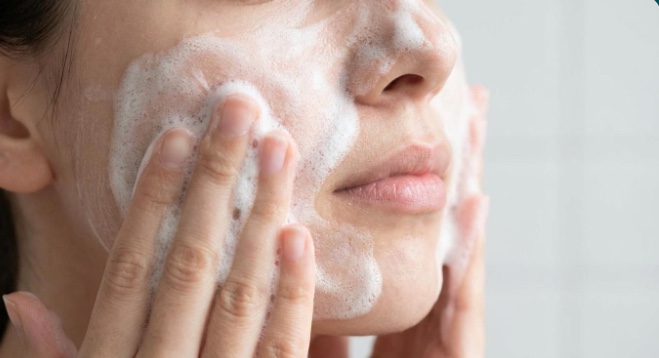 優しく丁寧に洗顔をする女性のイメージ