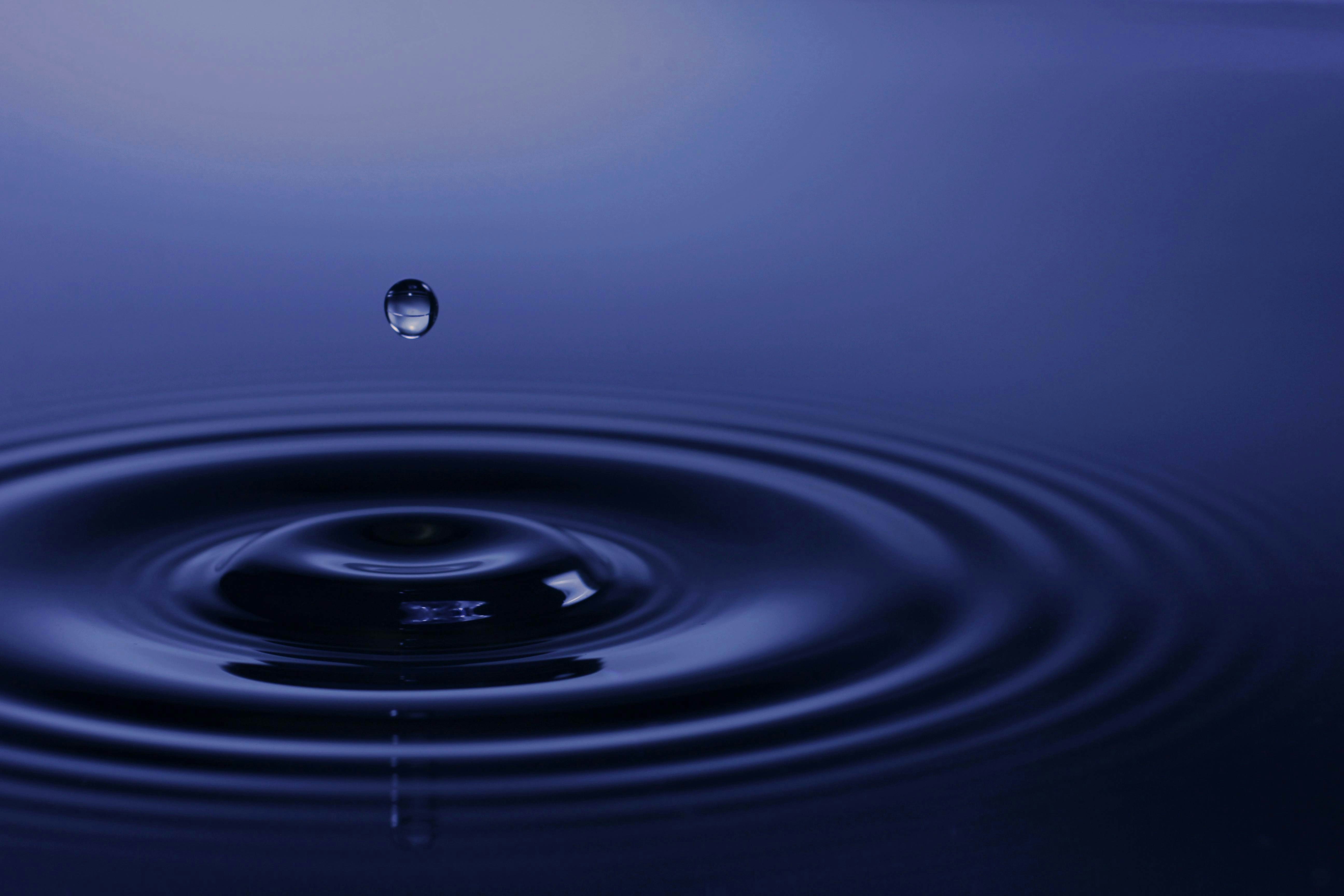 角層の水分保持とみずみずしさを想起させる水滴と波紋のイメージ