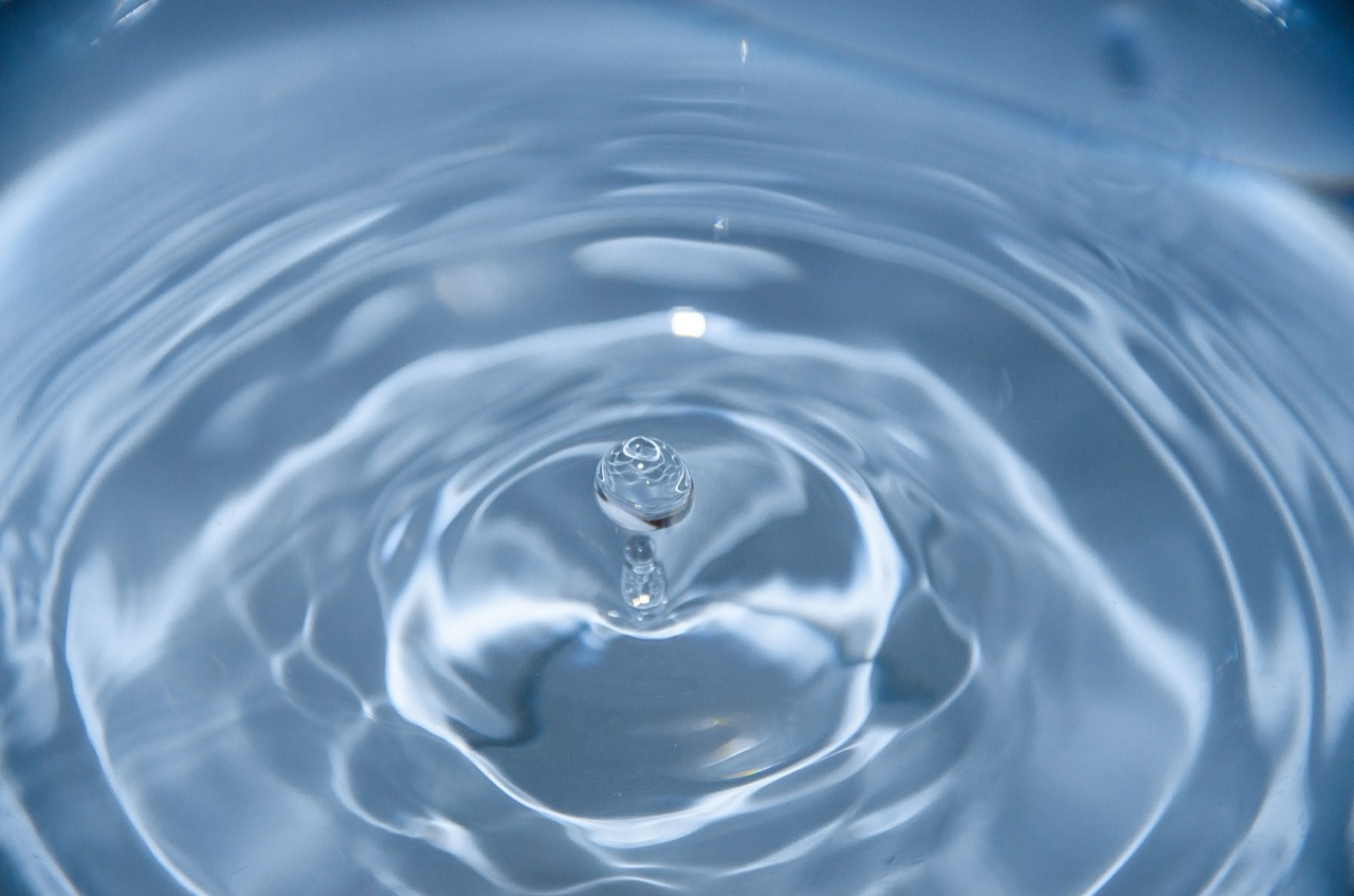 水面に落ちる水滴と広がる波紋