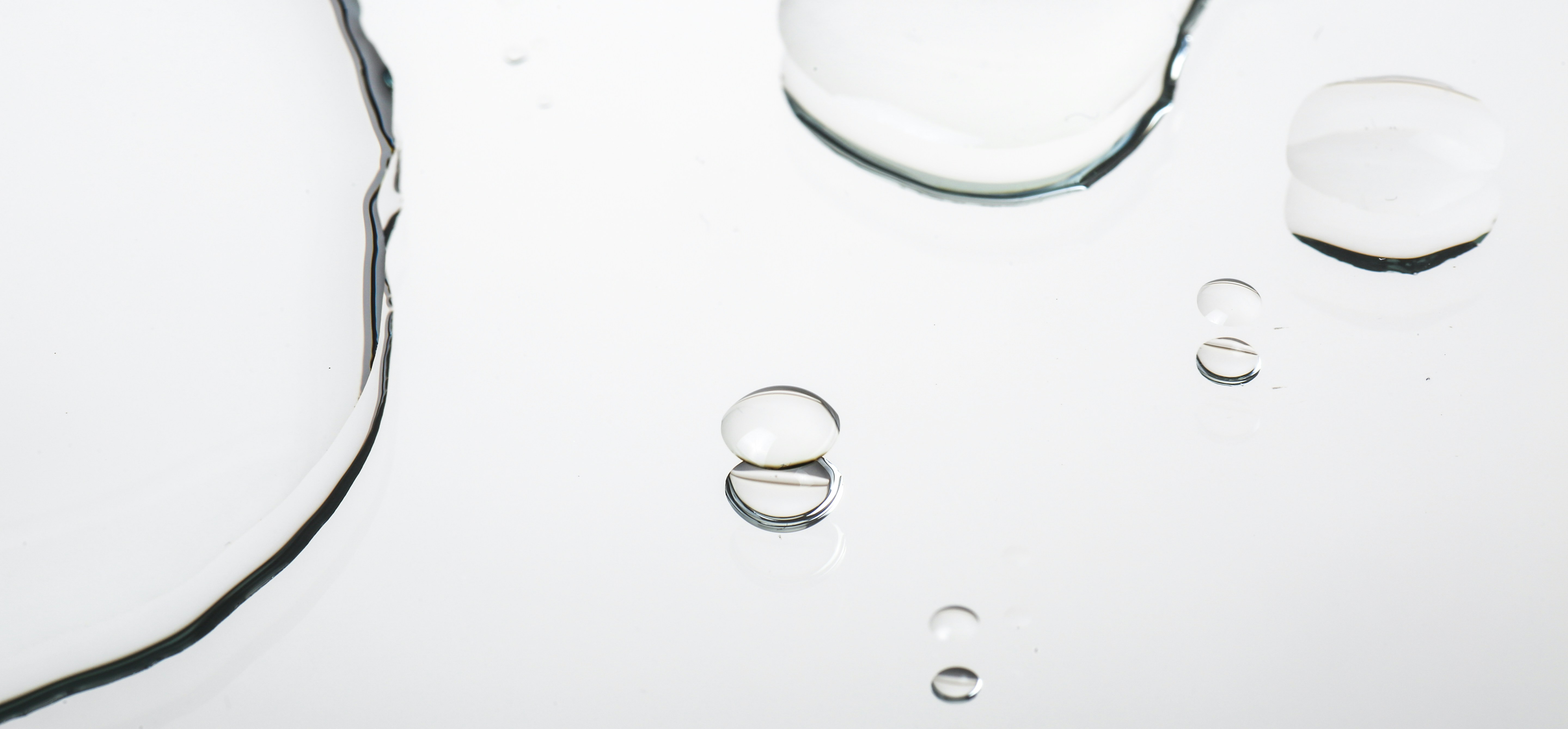 角質層のうるおいと水分をイメージさせるクリアなテクスチャー
