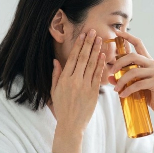 スキンケアをする女性