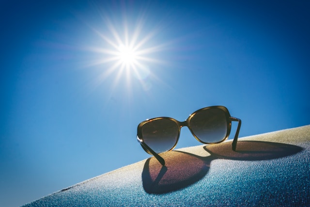 太陽の光とサングラス、屋外の日差しを感じさせるイメージ