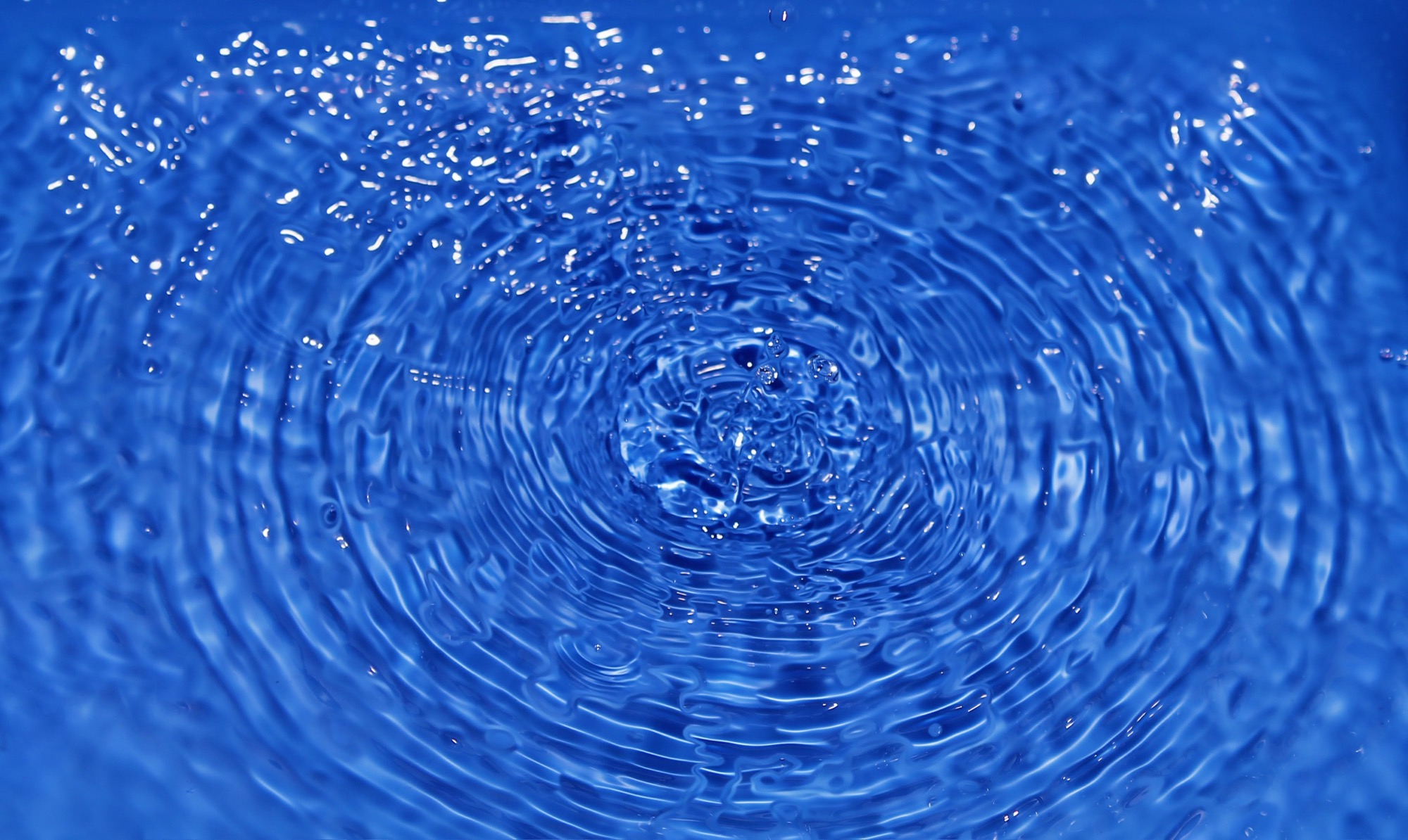 水面に広がる波紋の水分イメージ