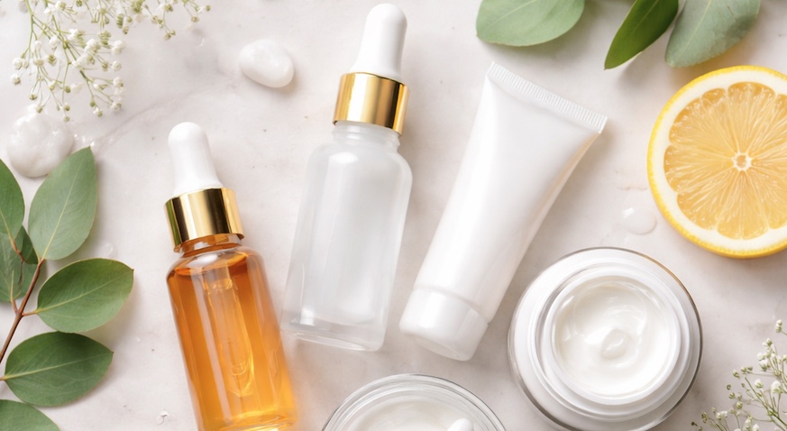 大理石の上に並んだ化粧品アイテム