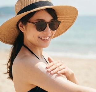 【2026年最新】メイクの上から日焼け止めを塗り直す崩れない5分ルーティン｜ミスト・クッションUV使い分けガイド